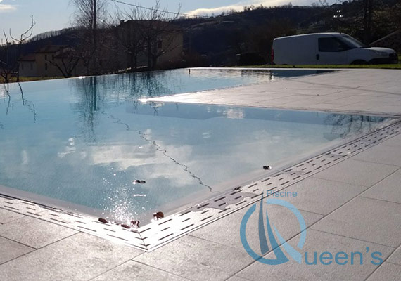 spiaggetta piscina sfioro