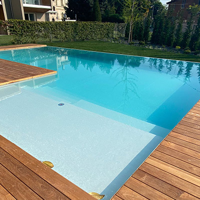 piscina con spiaggetta a sfioro